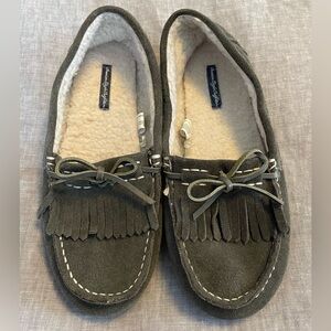 American Eagle Outfitters size 9 Gray Suede Fringe Moccasin Slippers with Bow